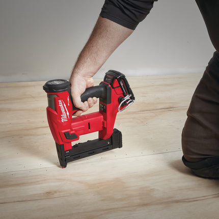 Milwaukee M18 FNCS18GS-202X Afwerkingstacker 18V